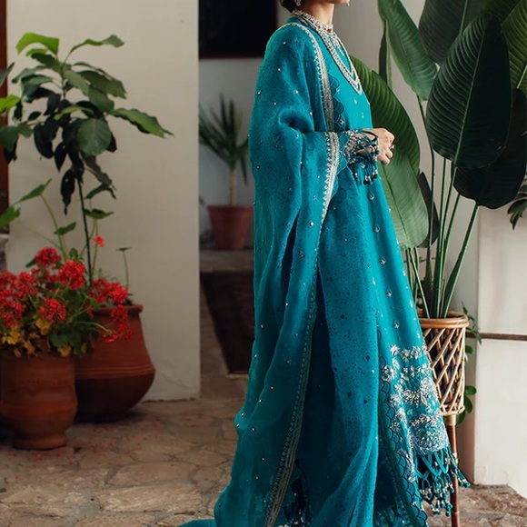 Suffuse Freeshia Outfit - Picture 3 of 4